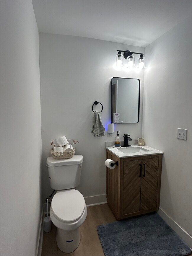 Building Photo - 904 E Main St