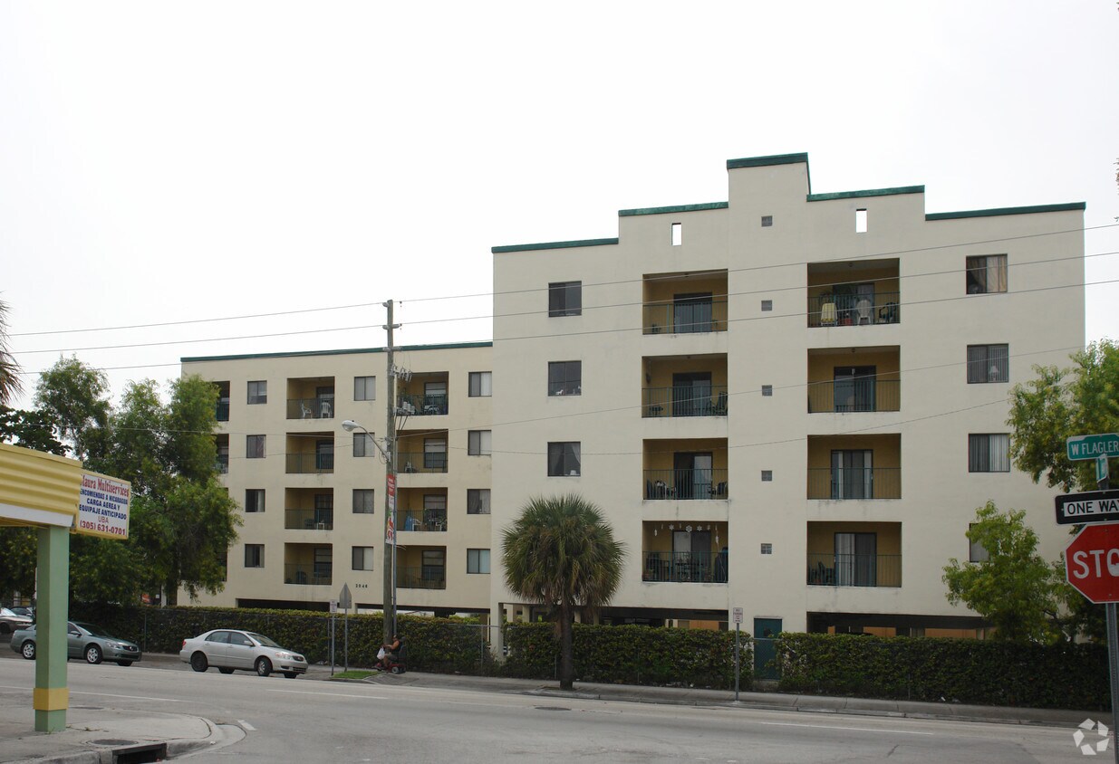 Foto principal - 2046 W Flagler St