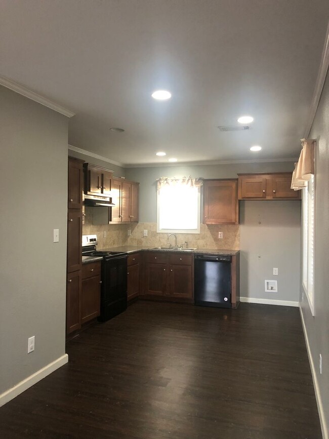 Building Photo - 1/2 OFF FIRST MONTHS RENT!! 3 bedroom 2 ba...