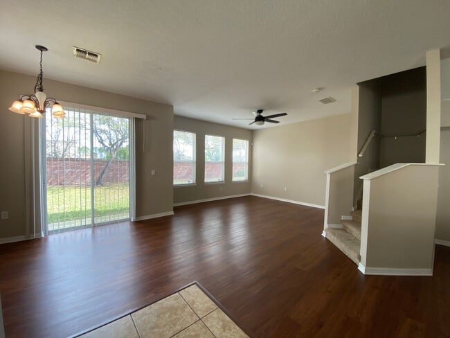 Building Photo - 3 bedroom, 2 and half baths, great locatio...