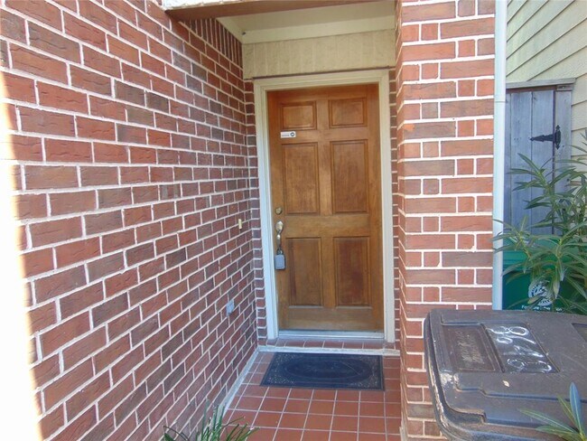 Building Photo - 8642 Meadowcroft Dr
