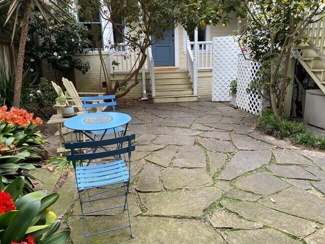 Building Photo - EPIC REA - Beautiful Top Floor 2 bedroom 1...