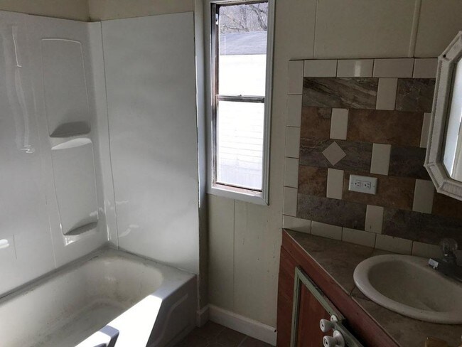 Building Photo - 138 Livingston Cove Rd