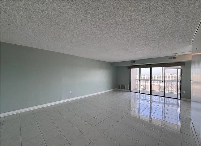 Building Photo - 2830 Shore Dr