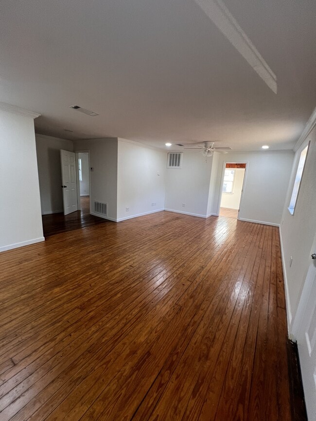 Building Photo - 211 W Plum St