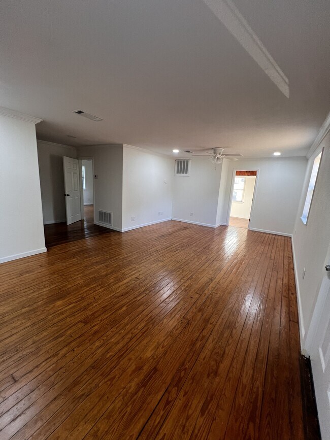 Foto del edificio - 211 W Plum St