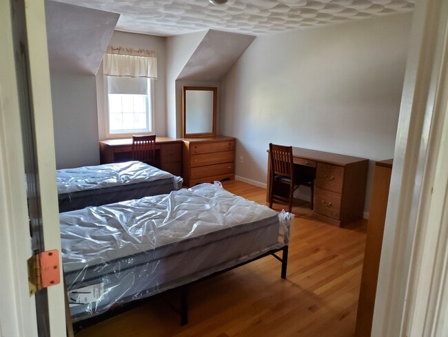 Double occupancy room - 2 twin XL beds, 2 desks with chairs, dresser, chest of drawers, closet. - 1278 Osgood St