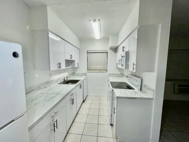 Kitchen - 6511 Santona St