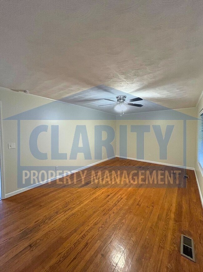 Foto del edificio - Three bedroom home w/ lots of storage!