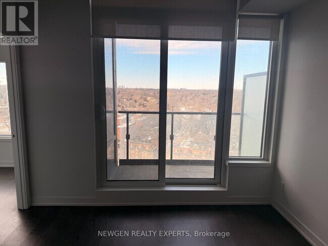 Photo du bâtiment - 1926 Lake Shore Blvd W