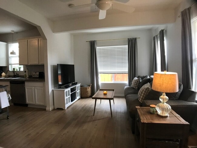 Foto del edificio - Charming remodeled Bungalow - 2 Bedrooms 1 Bath, 1,104 Sq. Ft.