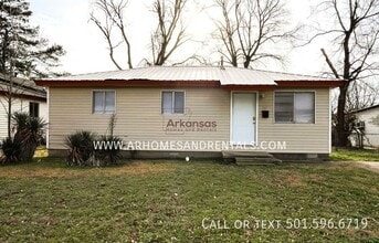 Building Photo - 900 Greendale Dr