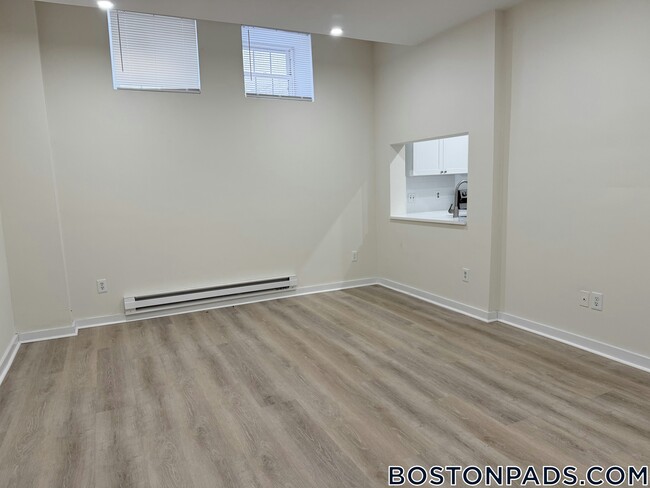 Building Photo - 452 Park Dr