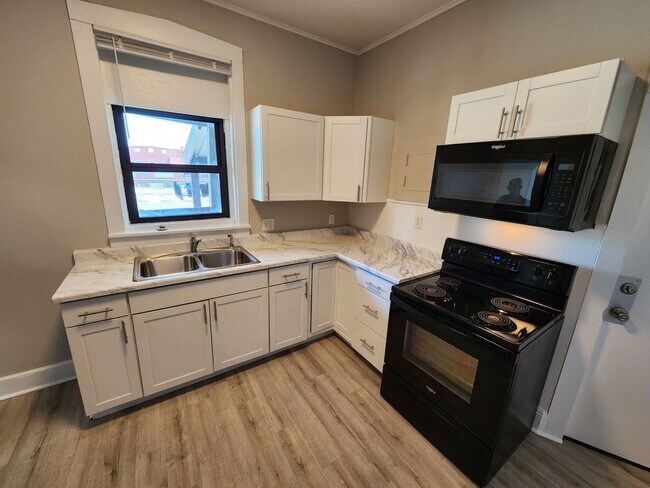 Foto del edificio - UTILITIES INCLUDED!! Spacious 2-Bedroom, 1...