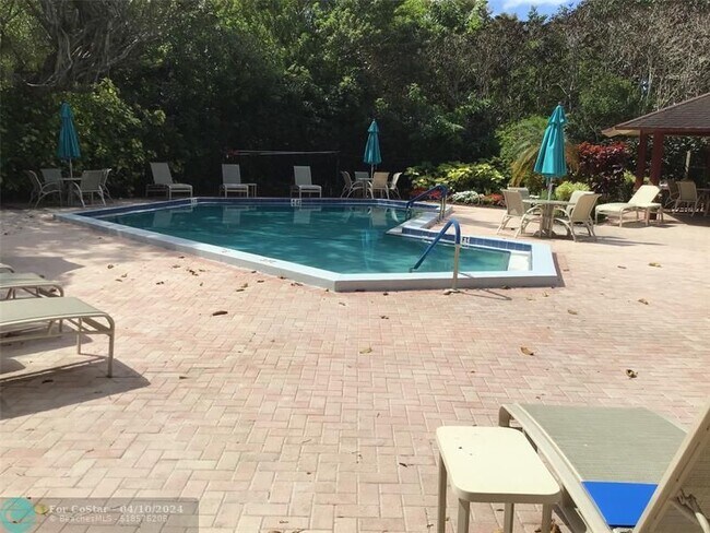 Building Photo - 2800 N Palm Aire Dr