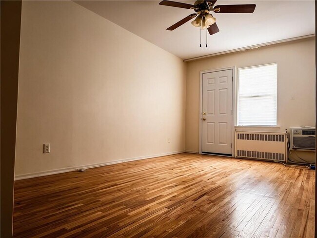 Foto del edificio - 1224 E 9th St