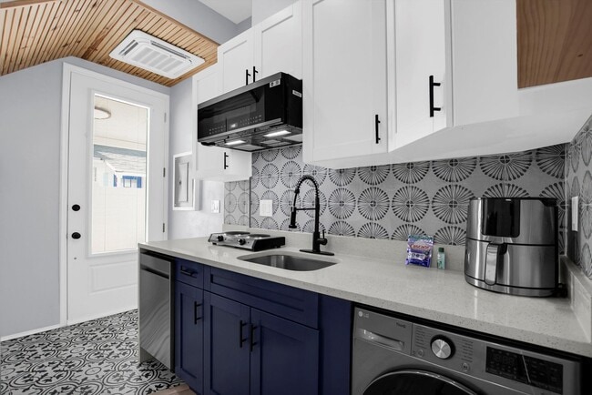 Foto del edificio - Modern, Stylish 1-Bed, 1-Bath Apartment - Electric, Water, Grounds Care, and Pest Control all Inc...