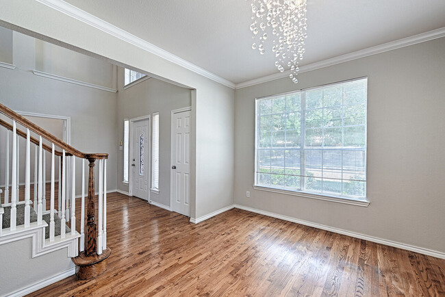 Building Photo - 2558 Middleton Dr
