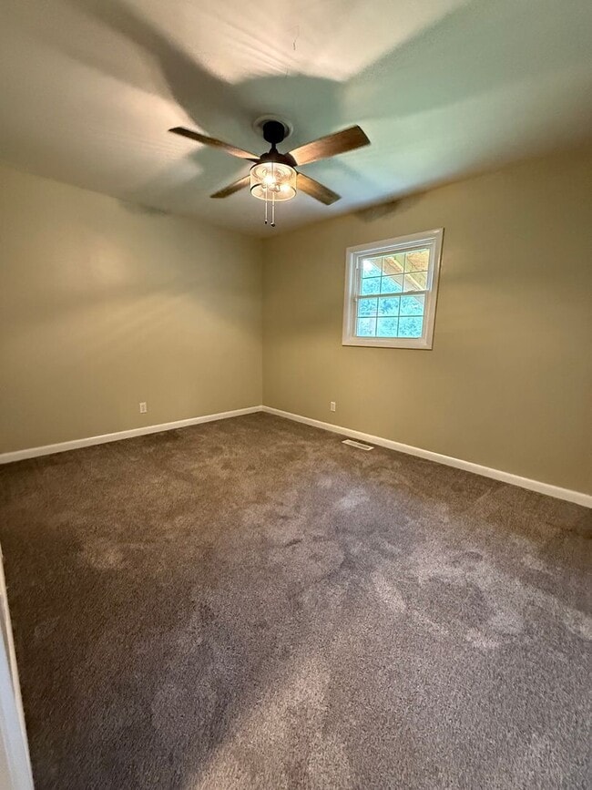 Foto del edificio - 300 Talbert Dr