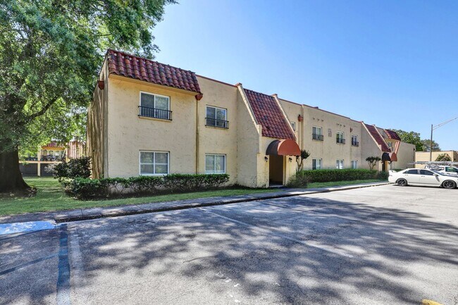 Foto del edificio - Move in ready 2 bedroom/ 1 bathroom condo!