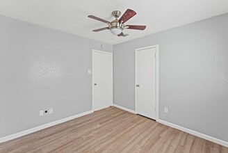 Building Photo - 2808 Pinewood Dr