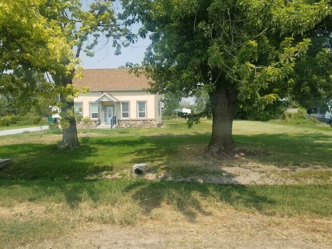 Building Photo - 2216 W Pioneer Rd