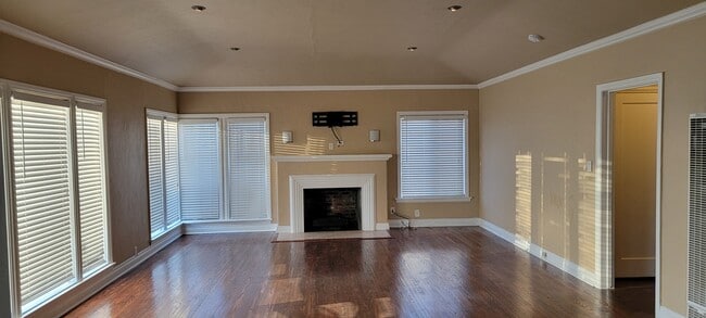 Building Photo - 114 N Poinsettia Ave