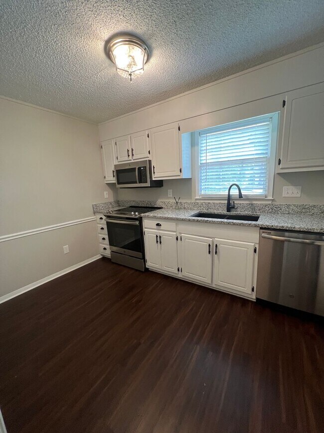 Building Photo - 3959 Valley Court Unit F