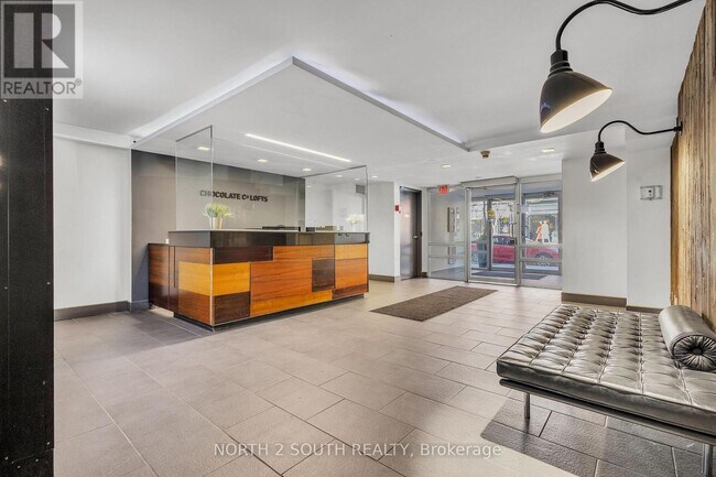 Building Photo - 955 Queen St W