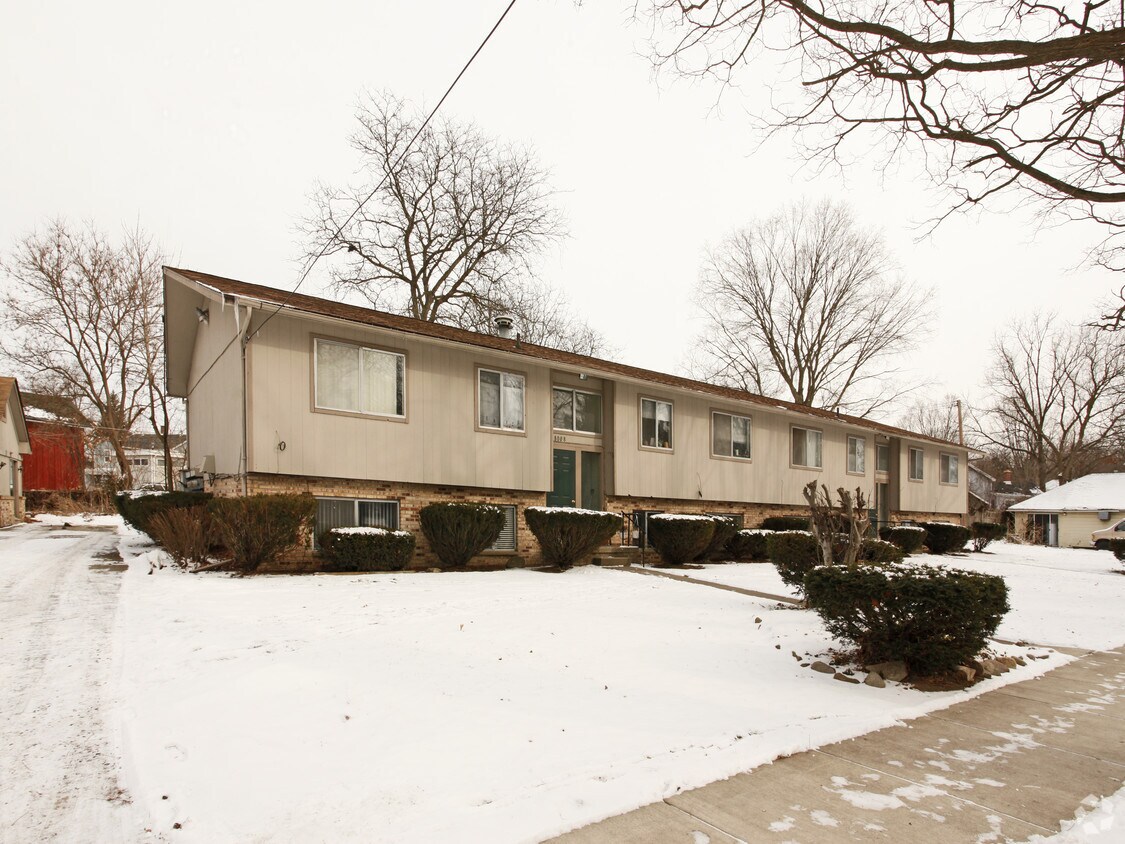 Building Photo - 8006-8008 Forest St
