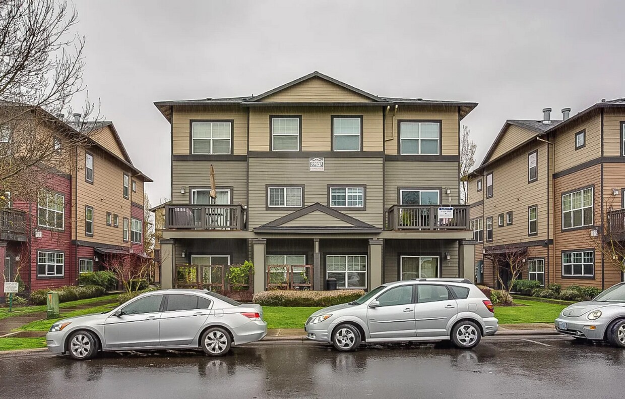 Primary Photo - Charming 2-Bed Townhome in Sherwood with P...