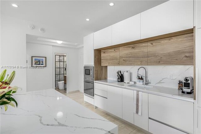 Building Photo - 4925 Collins Ave