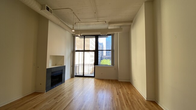 Building Photo - 547 S Clark St