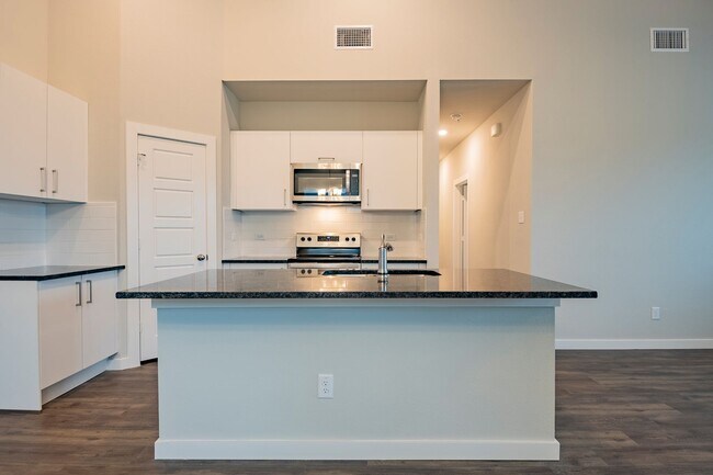 Building Photo - AVAILABLE NOW! GORGEOUS 3 BEDROOM FOUR PLE...