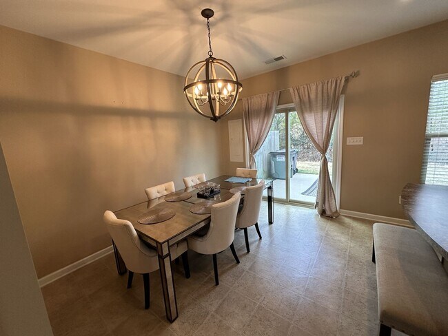 Building Photo - Like New Spacious End-Unit East-End Townho...