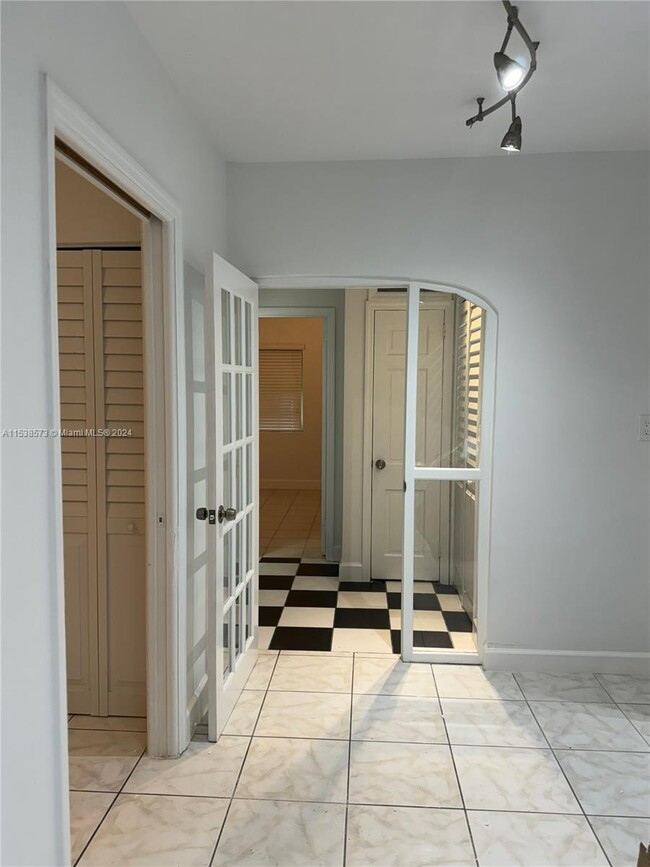 Foto del edificio - 8200 Harding Ave