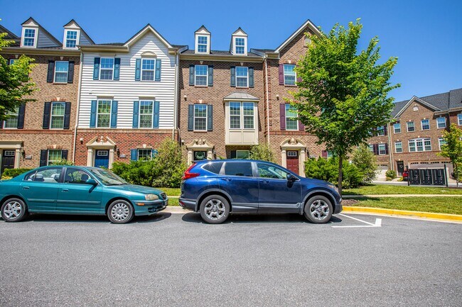 Foto del edificio - Luxurious 4 BR/3 Full BA & 2 Half BA Townh...