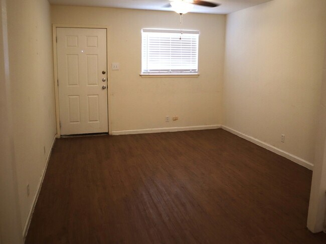 Building Photo - Quaint 2 /1 Duplex apartment with large ba...