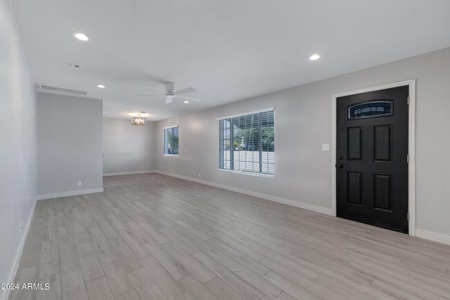 Building Photo - 607 E Encanto Dr