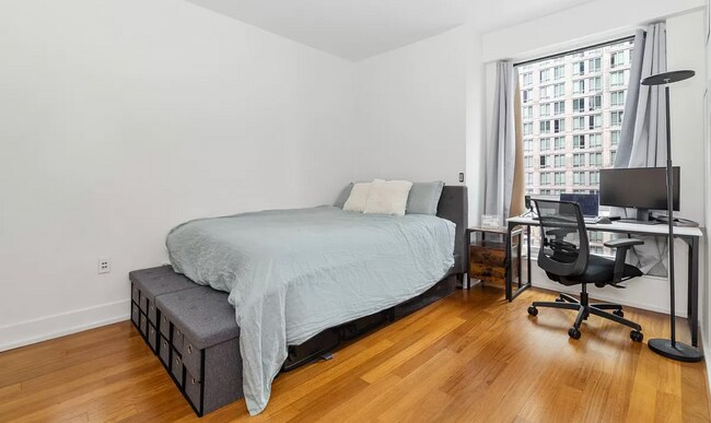 Building Photo - 350 W 42nd St