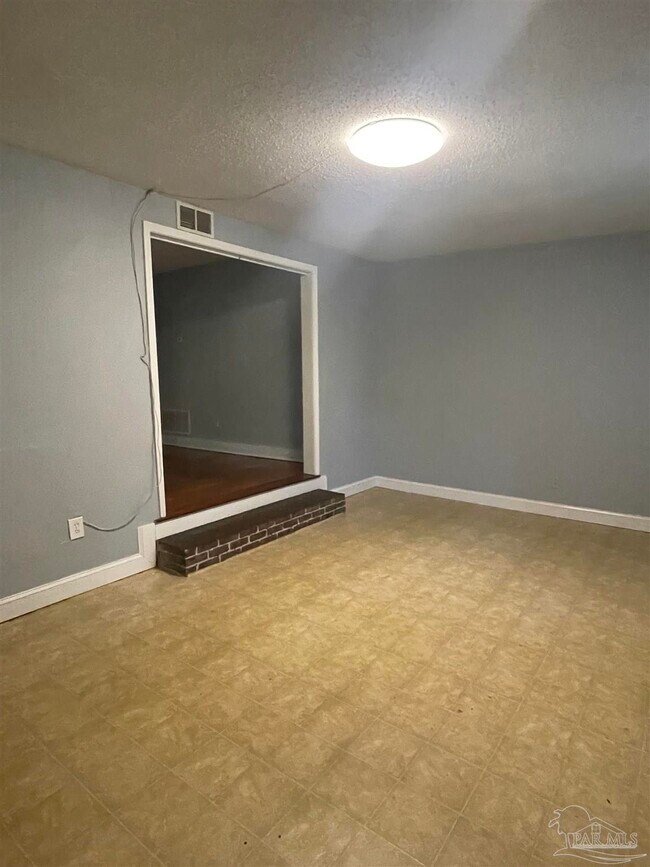 Building Photo - 1409 Poppy Ave