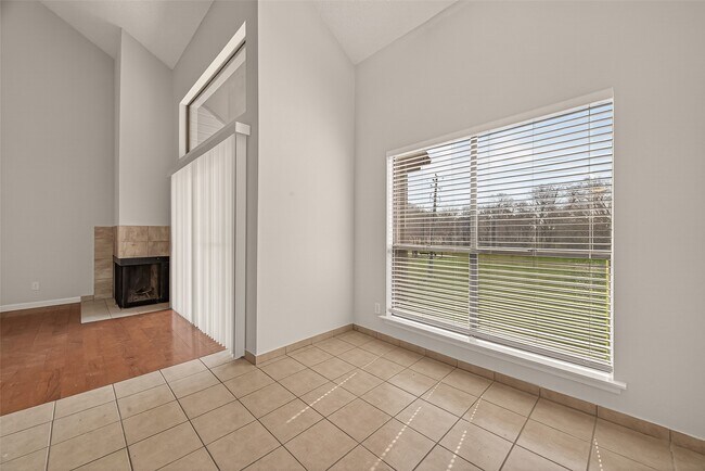 Foto del edificio - 8483 Sands Point Dr