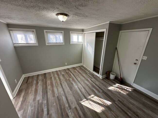 Building Photo - 326 W Granet Ave