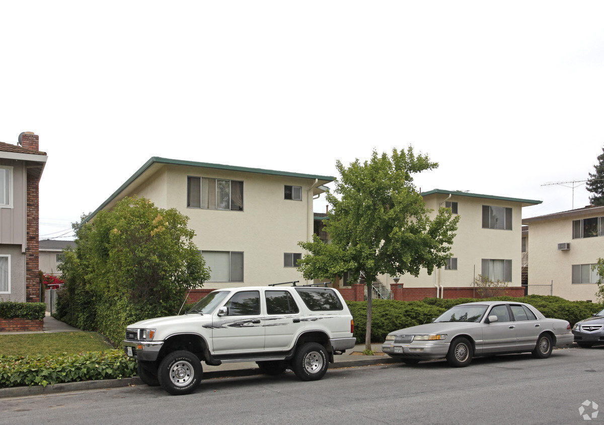 Building Photo - 686 Grand Coulee Ave
