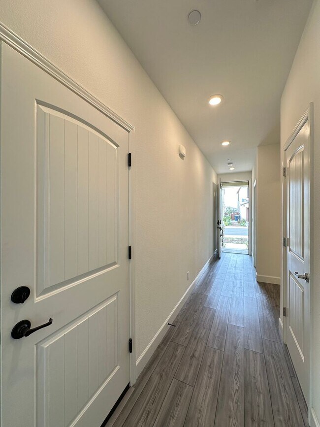Building Photo - Newer Build Near Wildhawk Golf Course