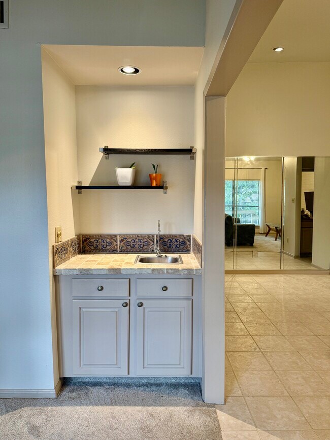 Foto del edificio - 2001 Bering Dr