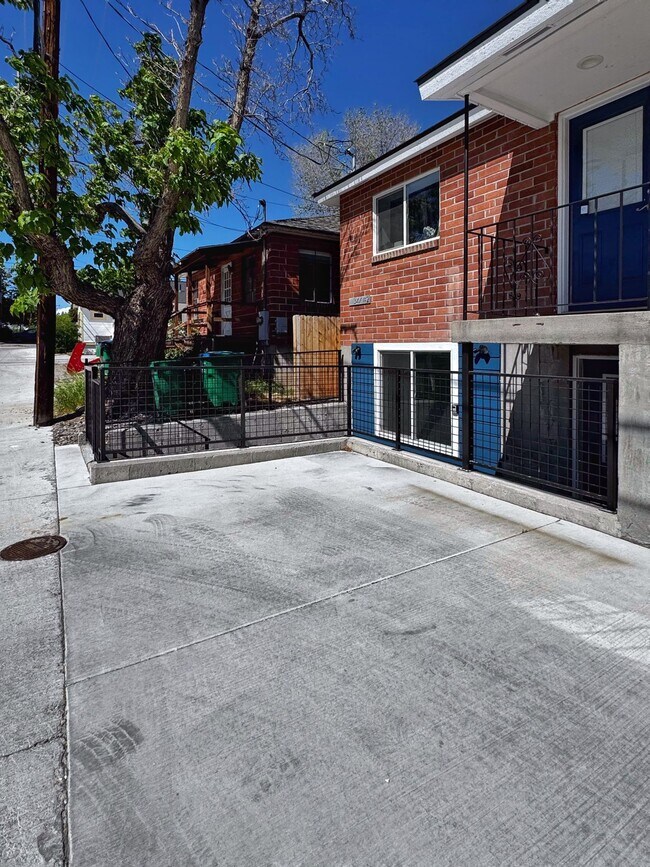 Foto del edificio - Fully Renovated MidTown Duplex with Parking!
