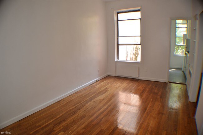 Building Photo - 404 E 80th St