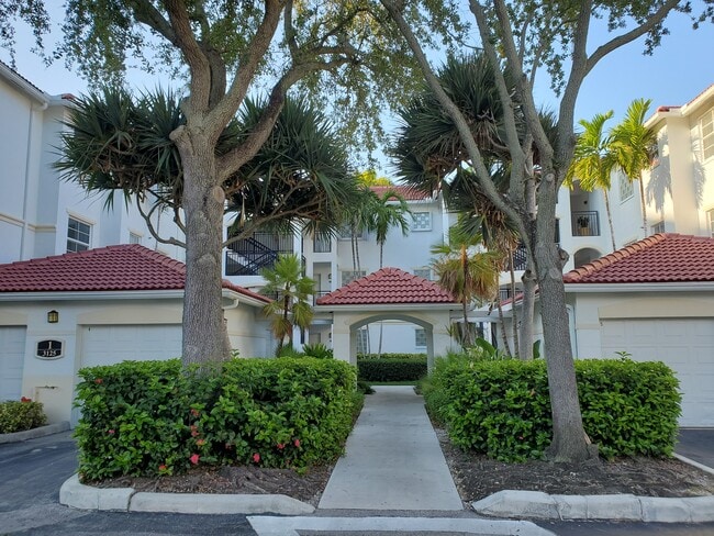 Complejo de condominios - 3245 NE 184th St