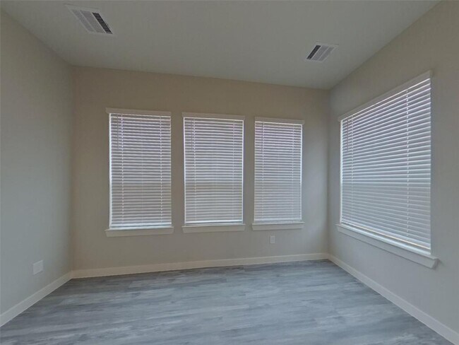 Building Photo - 9835 Willow Creek Commerce Dr